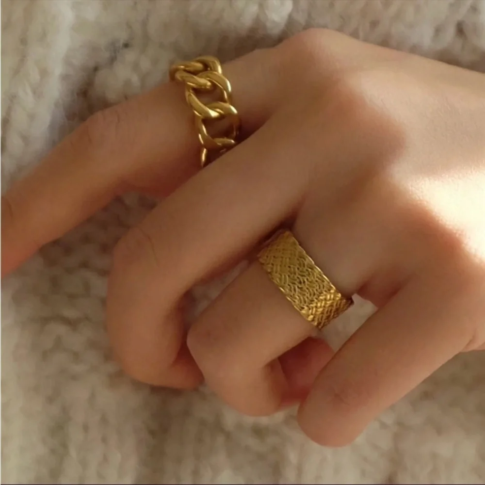 Elegant Gold Textured Ring