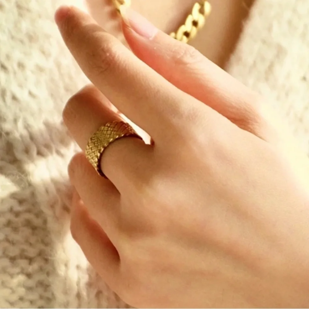 Elegant Gold Textured Ring