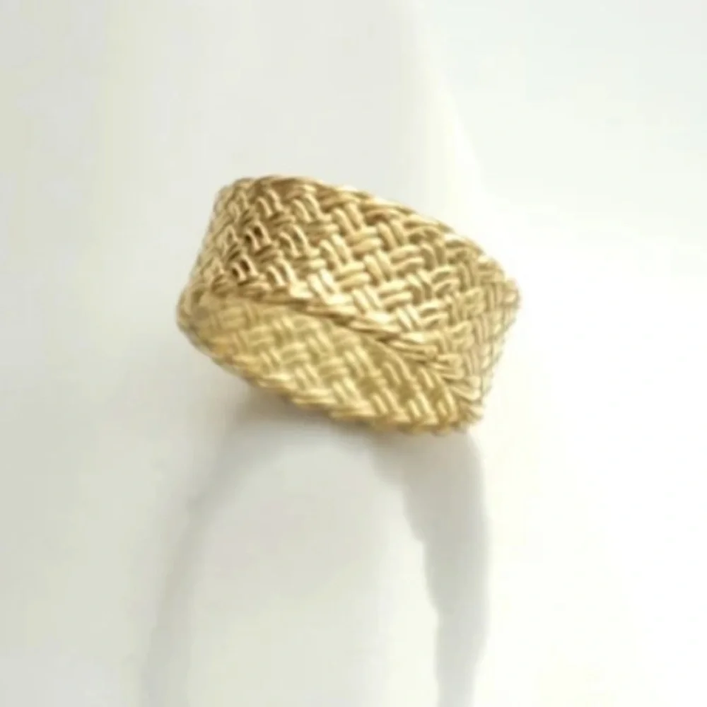 Elegant Gold Textured Ring