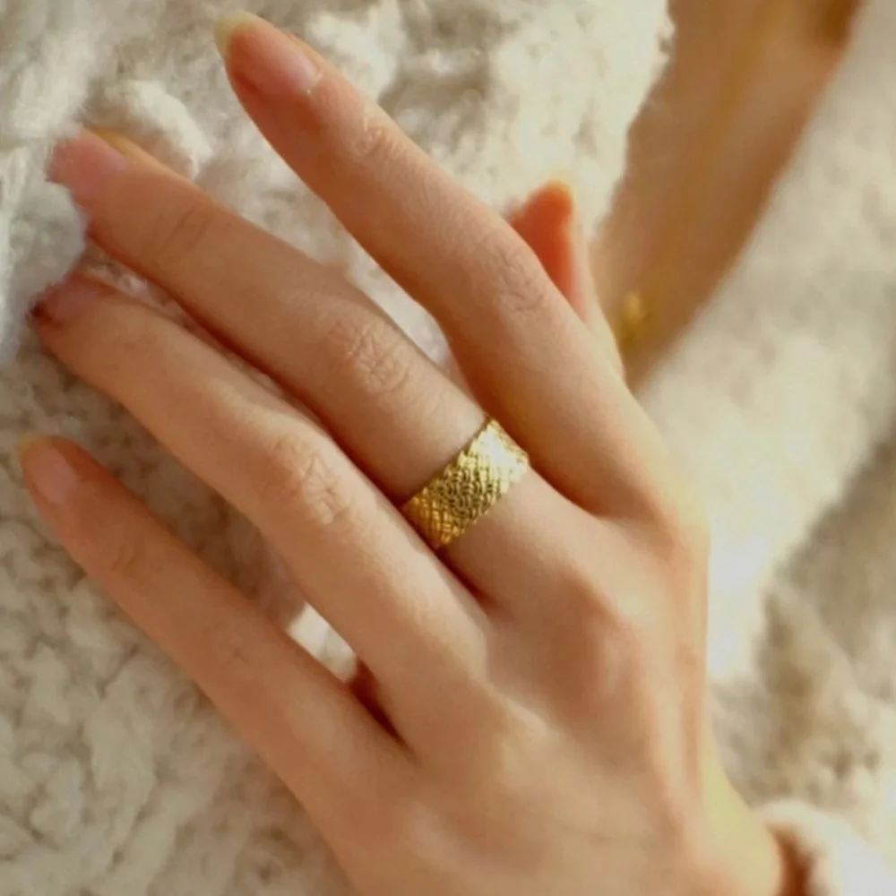 Elegant Gold Textured Ring