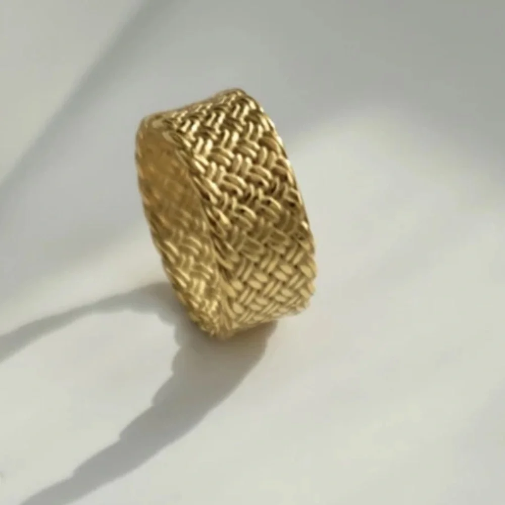 Elegant Gold Textured Ring
