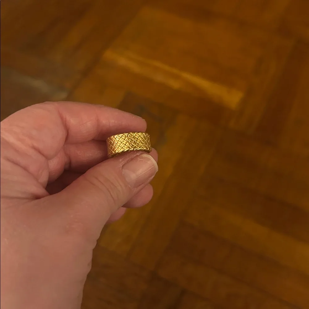 Elegant Gold Textured Ring
