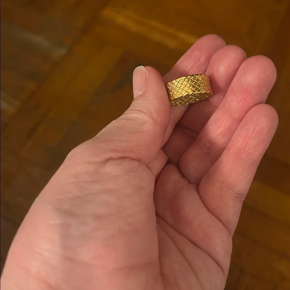 Elegant Gold Textured Ring