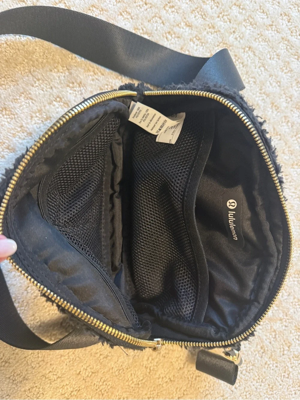 Lululemon everywhere belt bag fleece black/gold