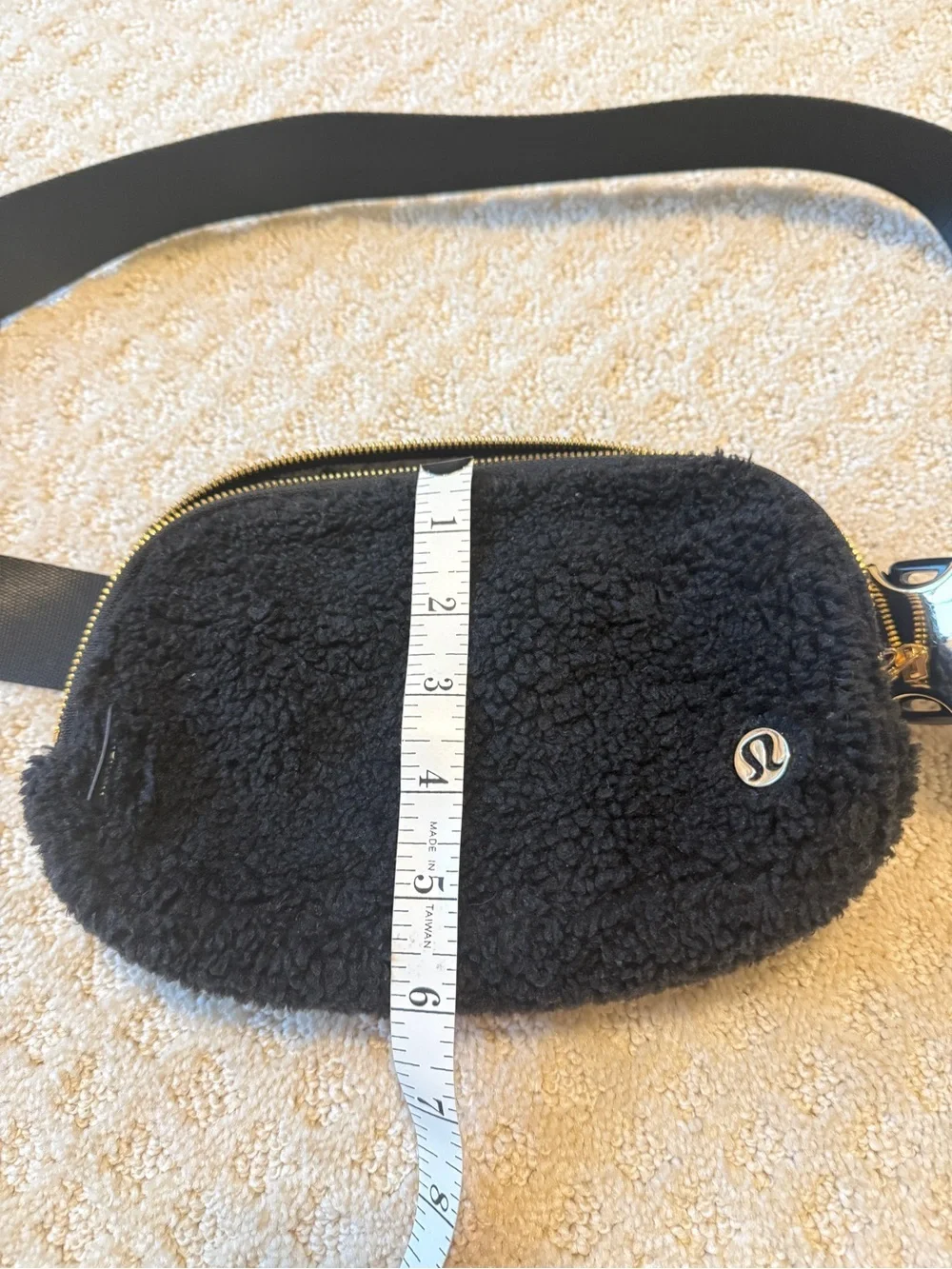 Lululemon everywhere belt bag fleece black/gold