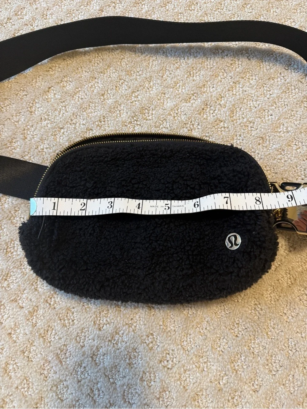 Lululemon everywhere belt bag fleece black/gold